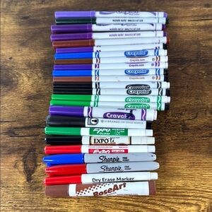 Crayola and RoseArt Marker Set - Multicolor